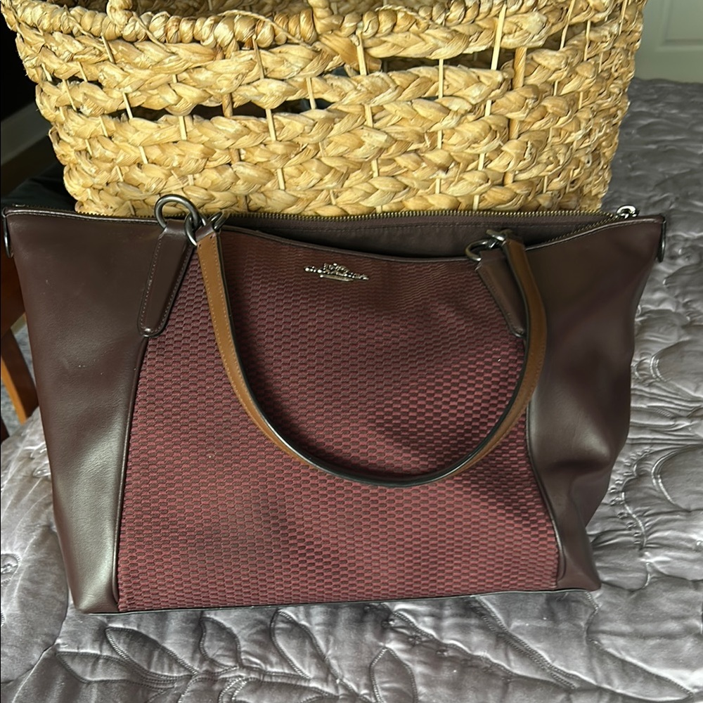 Elegant maroon brown tote
Coach brand authentic